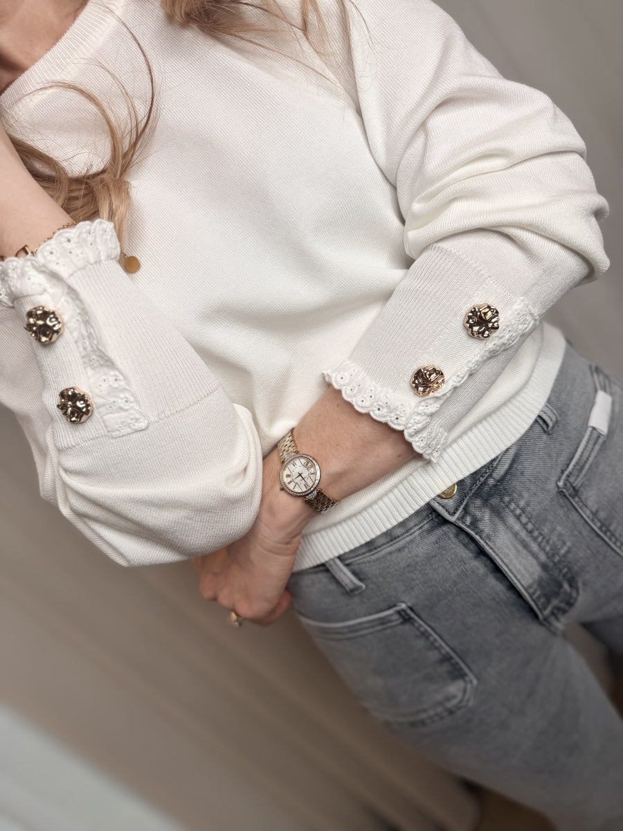 HIA PULL ECRU MET GOUDEN KNOPEN EN DETAIL AAN DE MOUWEN