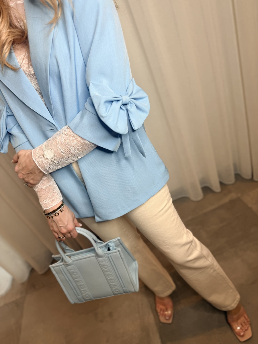 JANNE TU BLAZER BLAUW MET STRIK DETAIL OP DE MOUWEN