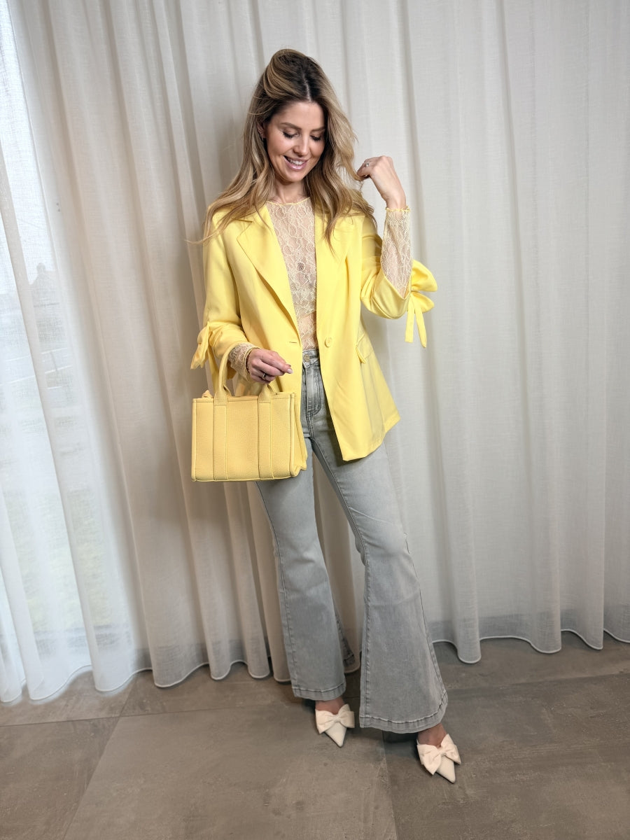 JANNE TU BLAZER GEEL  MET STRIK DETAIL OP DE MOUWEN