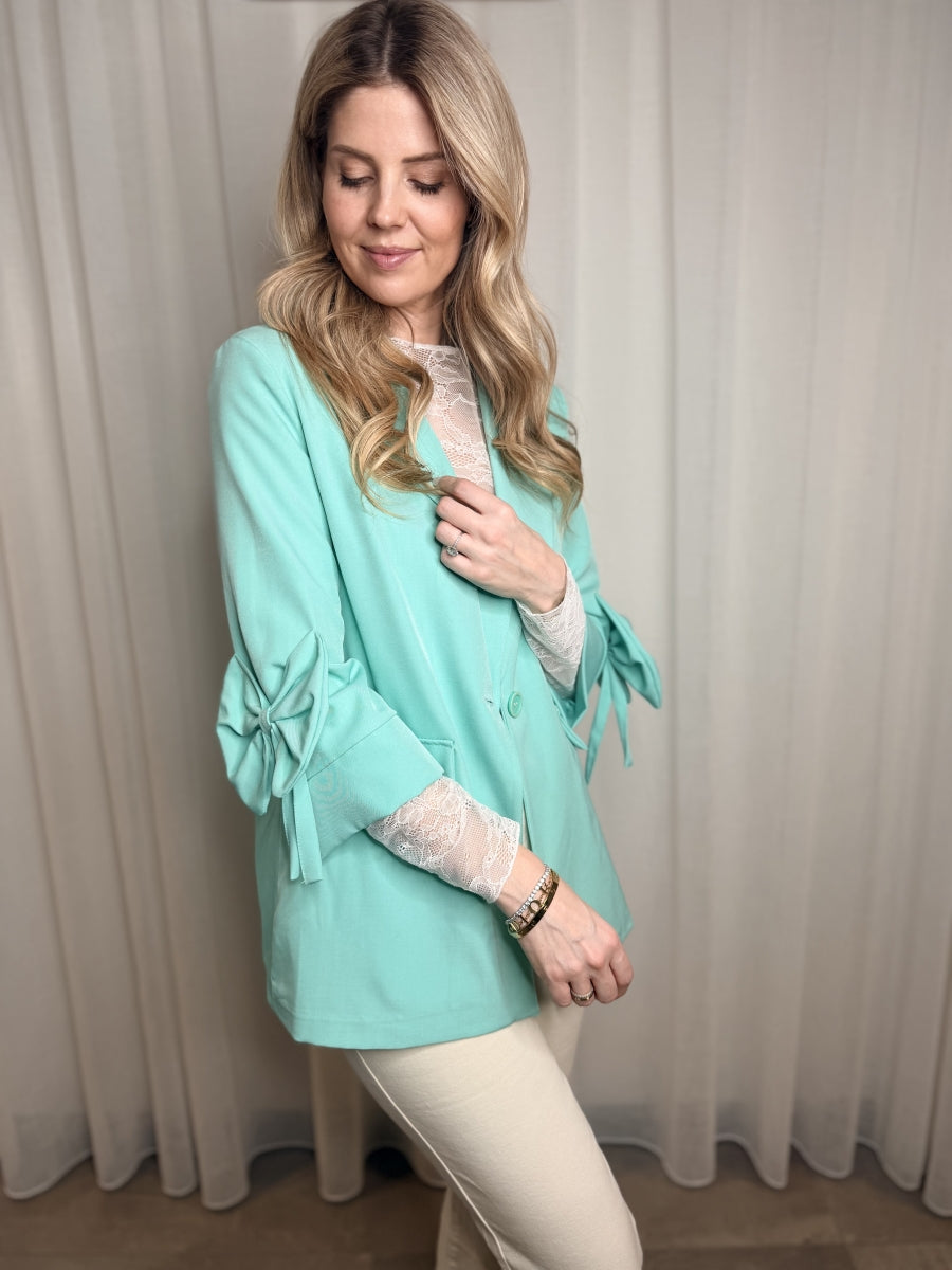 JANNE TU BLAZER GROEN MET STRIK DETAIL OP DE MOUWEN
