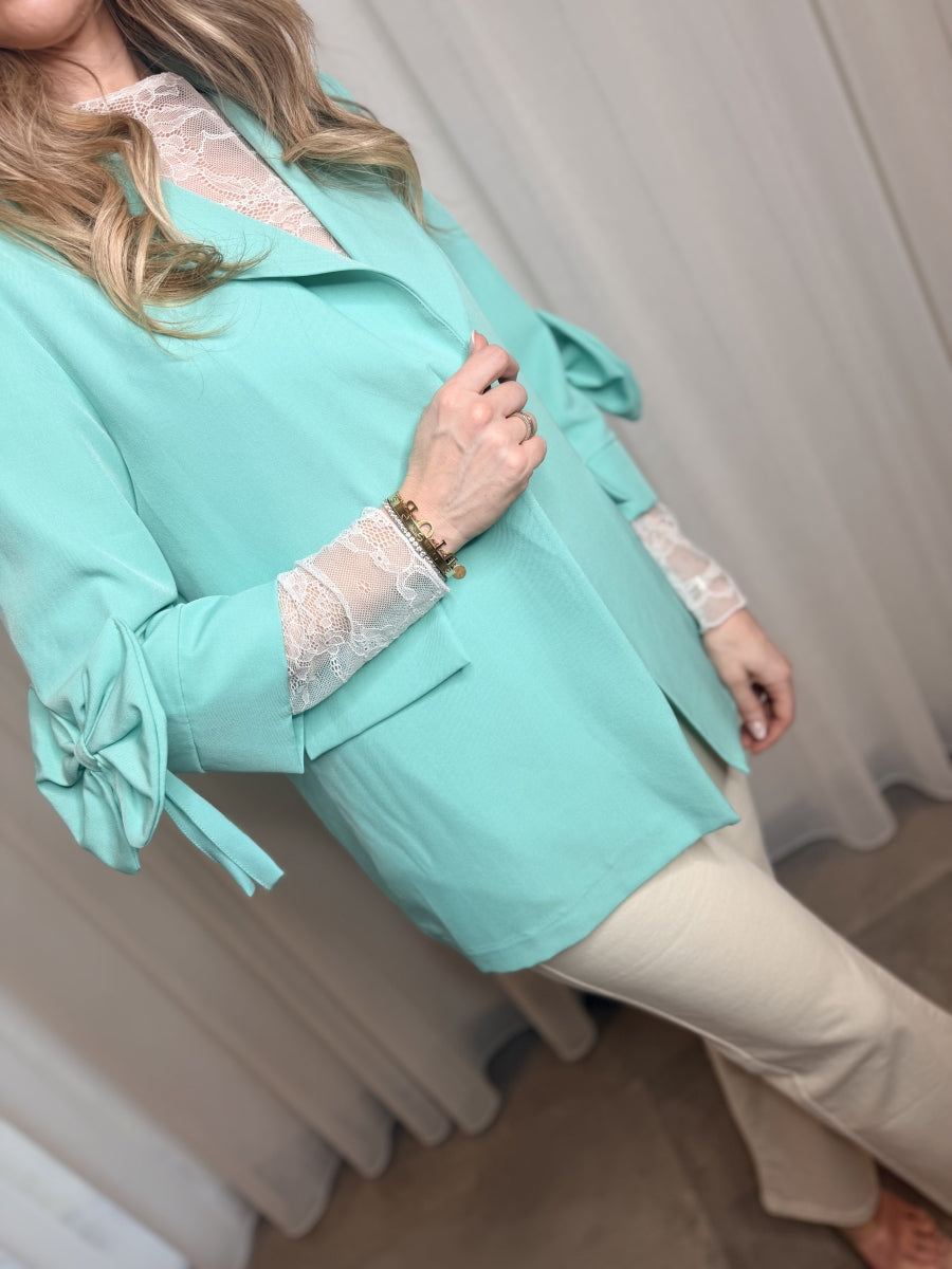 JANNE TU BLAZER GROEN MET STRIK DETAIL OP DE MOUWEN