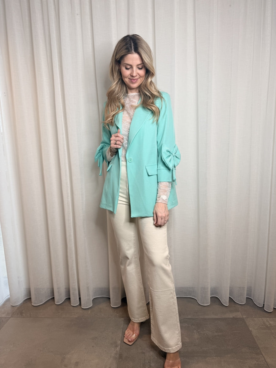 JANNE TU BLAZER GROEN MET STRIK DETAIL OP DE MOUWEN