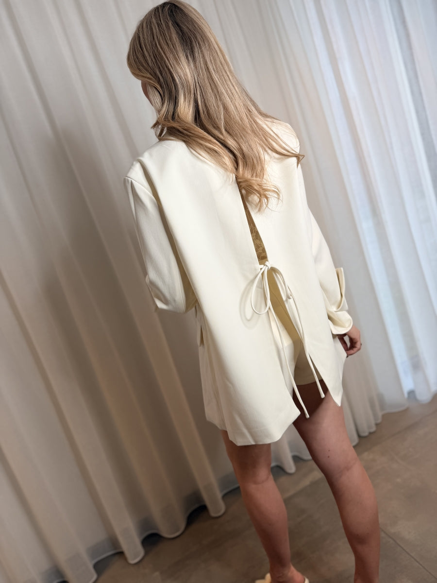 JADEE BLAZER ECRU MET MOUWEN EN KOORTJES