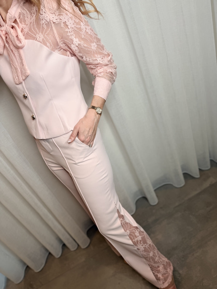 ISOLDE ROZE BLOES MET KANT