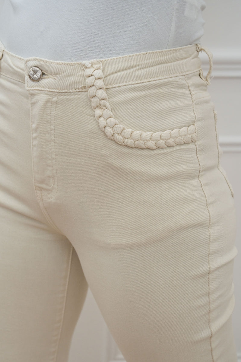 GINA BROEK ECRU MET GEVLOCHTEN DETAIL