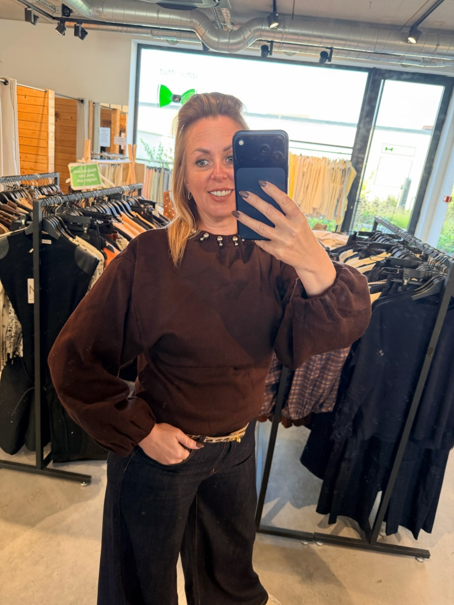LADY DONKERBRUINE KORTE PULL MET WIJDE MOUWEN
