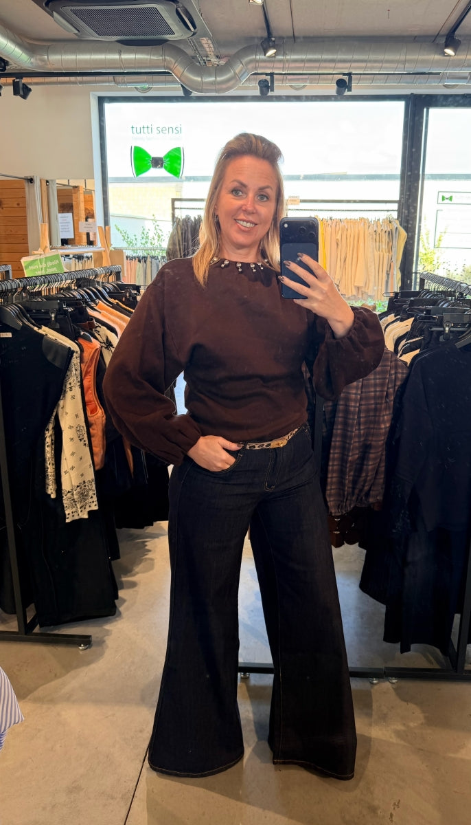 LADY DONKERBRUINE KORTE PULL MET WIJDE MOUWEN